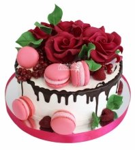 Торт со сладостями и цветами