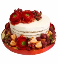 Торт с ягодами и цветами