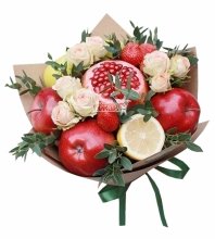 Букет с фруктами, ягодами и цветами