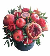 Букет с цветами и фруктами