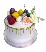 Торт с цветами и сладостями 