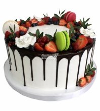 Торт на день рождения с ягодами 